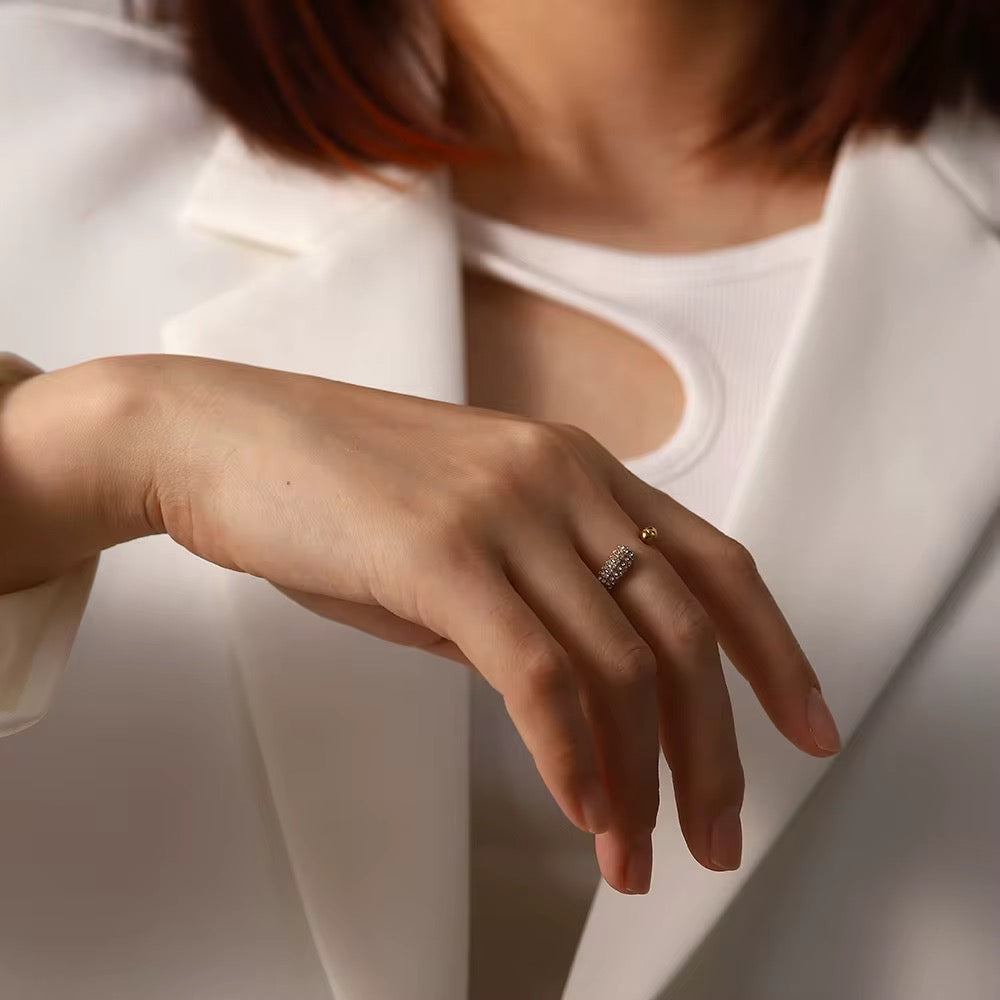 Anillos de circón cúbico de acero inoxidable chapado en oro de 18 quilates Forma de gota irregular Anillo. ajustable pequeño brillante