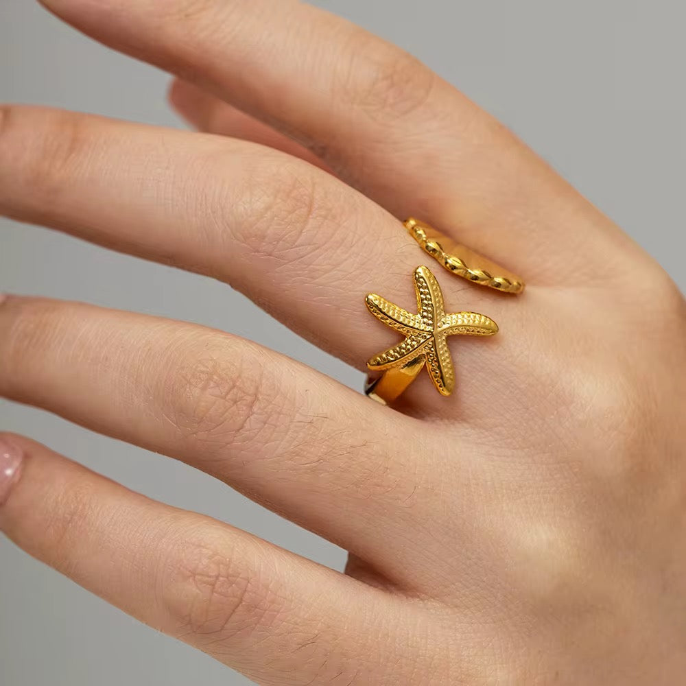 Anillo abierto creativo de concha de estrella de mar de acero inoxidable chapado en oro de 18 quilates para el verano