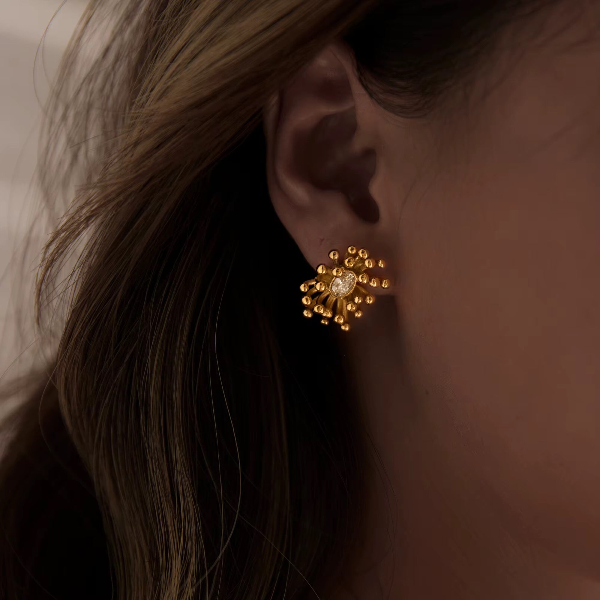 Pendientes 18K chapado en oro hipoalergénico
Acero inoxidable 3A circón girasol gótico clásico pendientes mostrar modelo joyería